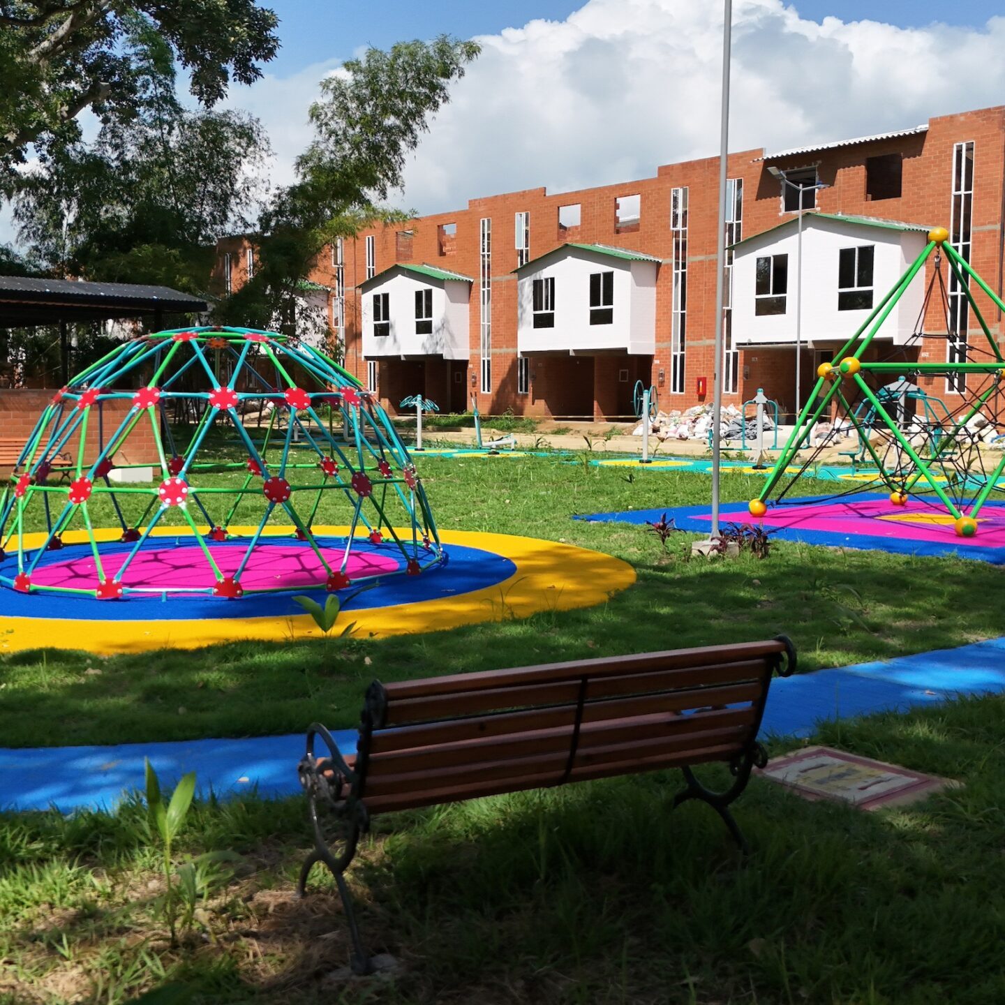 Juegos y gimnasio aire libre Bosque Encantado Sur